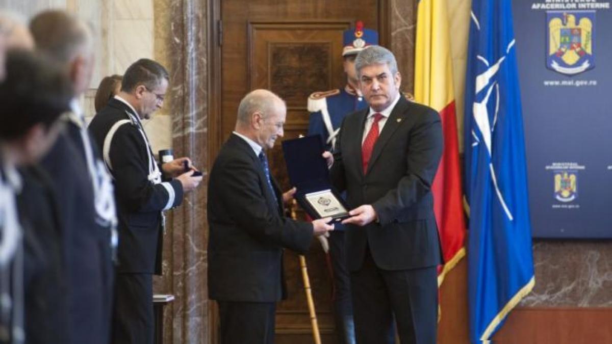 ministrul de interne gabriel oprea decorat cu medalia revolutiei