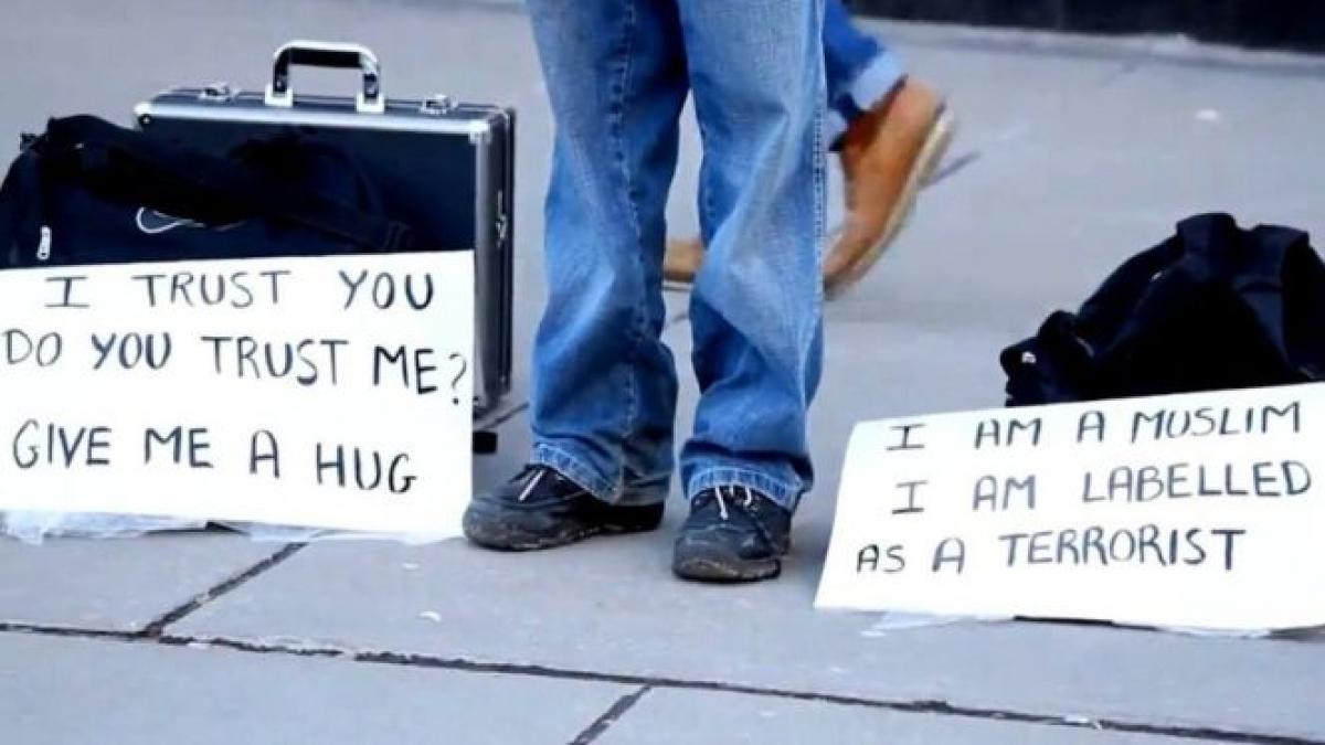 tu cum ai reactiona legat la ochi un musulman asteapta sa fie imbratisat de trecatori video