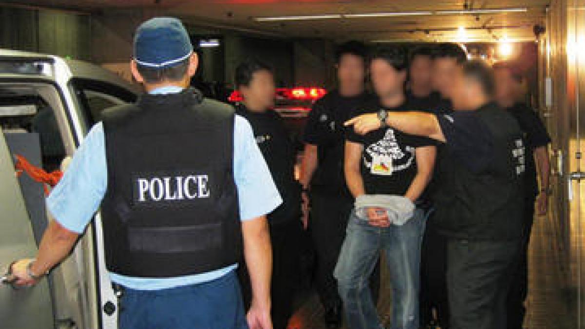 doi romani cautati de interpol au amenintat ca vor decapita elevele unei scoli militare din marea