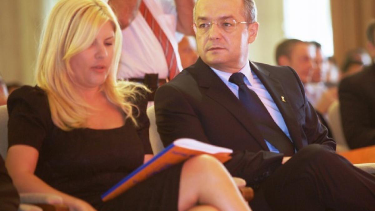 emil boc se leapada de udrea dar ar putea ajunge la inchisoare am semnat doar o hartie altceva nimic