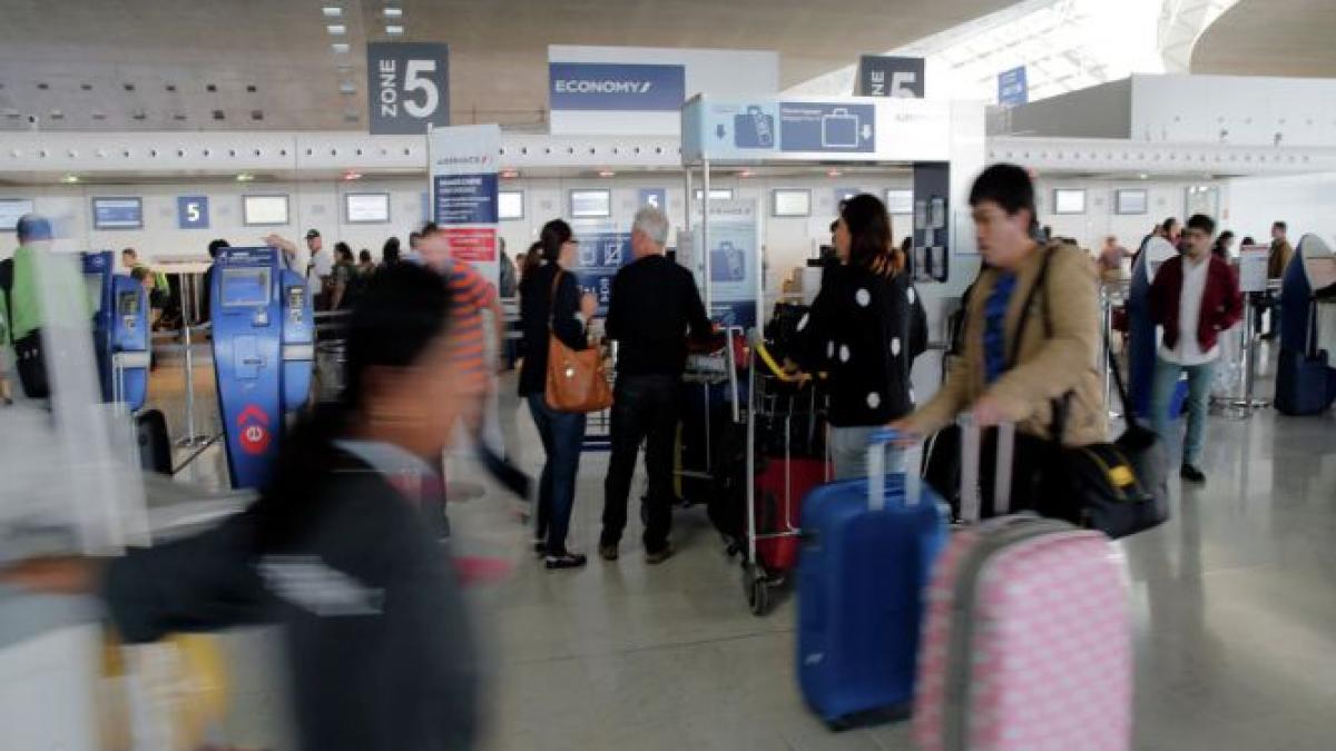 o greva a muncitorilor provoaca haos pe aeroporturile din paris sunt asteptate intarzieri