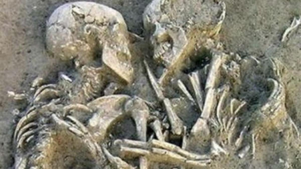 o pereche de oameni preistorici descoperiti imbratisati in mormant