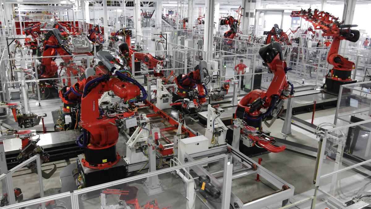 tesla anunta cu 70 mai multe livrari in 2015