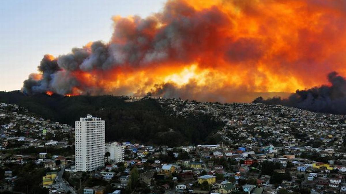 alerta maxima in chile sute de locuinte evacuate din cauza unui incendiu violent de vegetatie