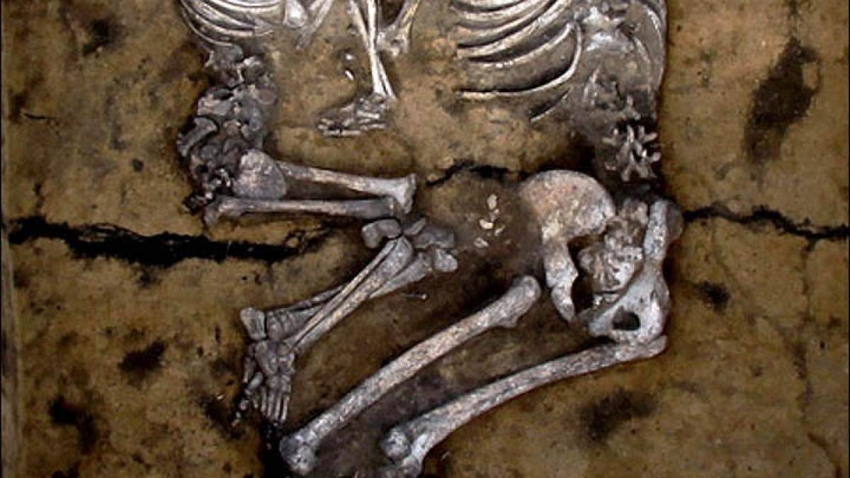 descoperire uluitoare intr un mormant din grecia cum au fost ingropati acum 6 000 de ani este intact