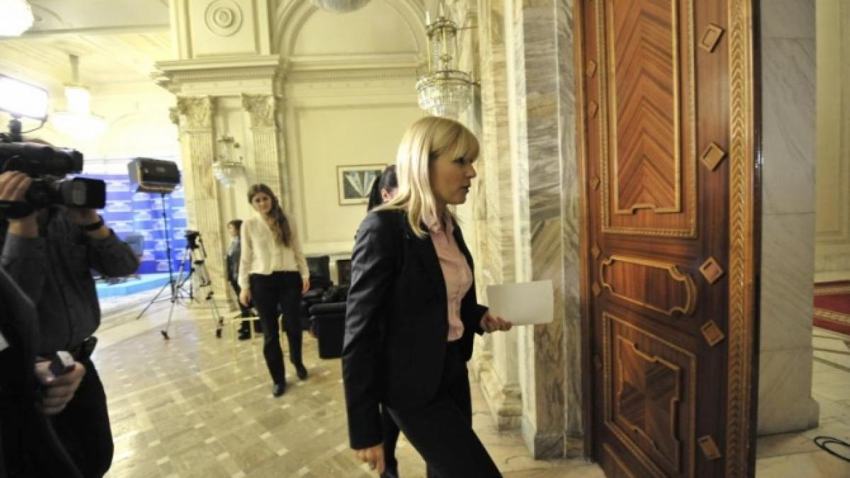 elena udrea face acuzatii din spatele gratiilor parlamentarii joaca dublu