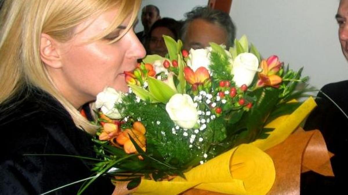 elena udrea vizita surpriza in arest cine i a adus flori de ziua indragostitilor