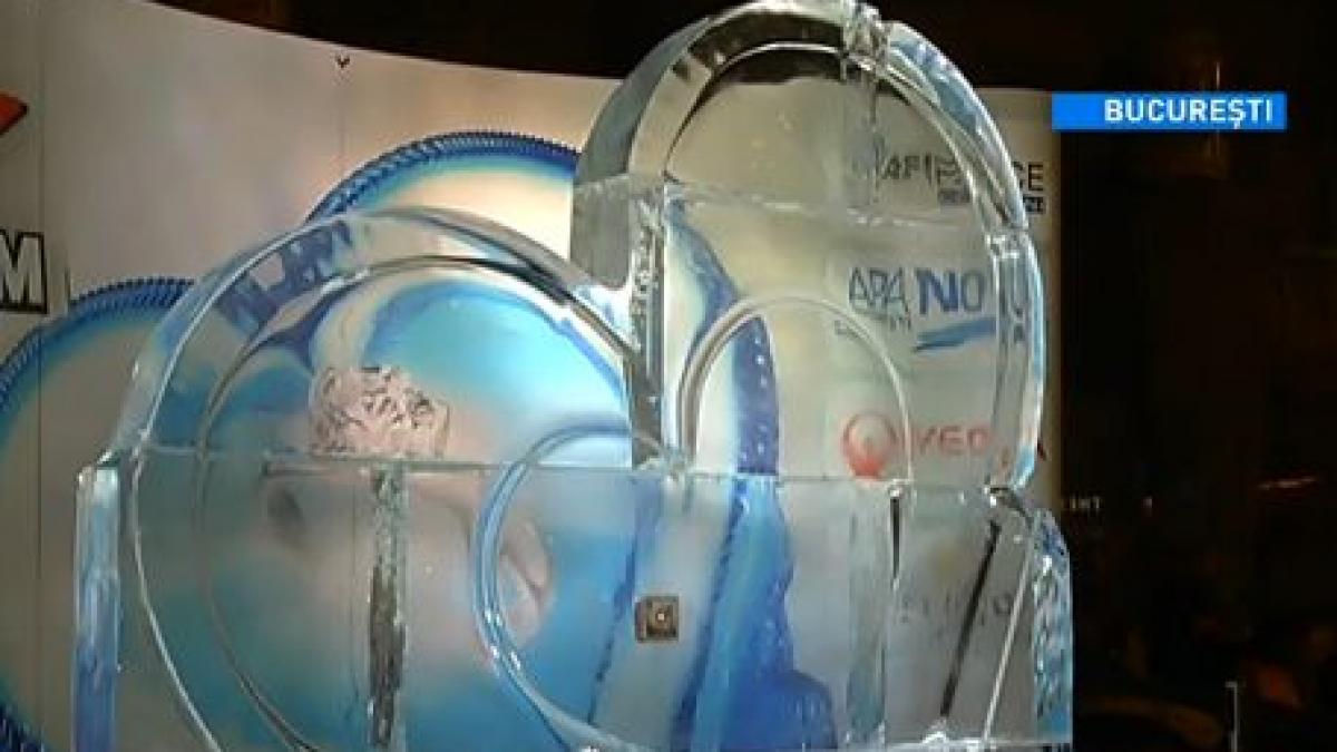 o mare inima de gheata a incins atmosfera de ziua indragostitilor intr un mall din bucuresti