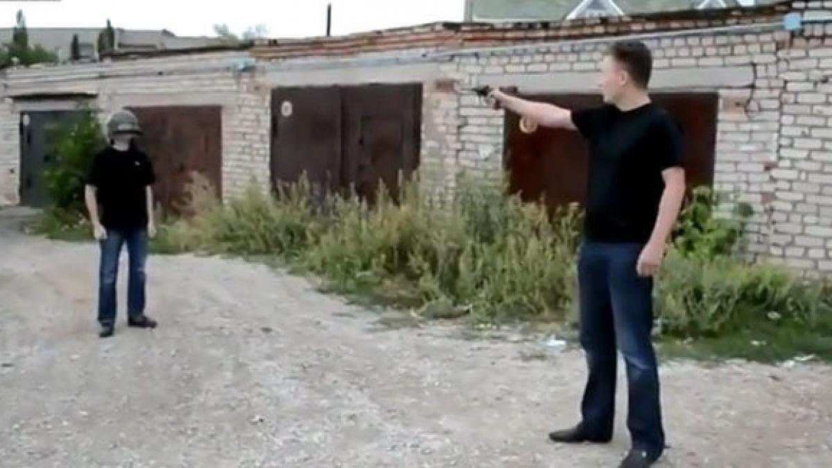 un rus a testat o casca de protectie antiglont pe capul prietenului sau a tras de la cativa metri