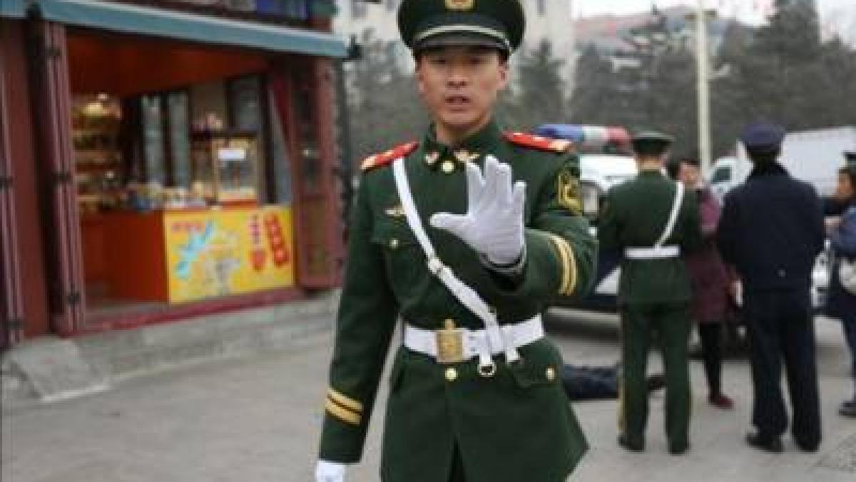 voia sa l amendeze pentru parcare ilegala dar soferul a demarat in tromba politistul s a agatat de