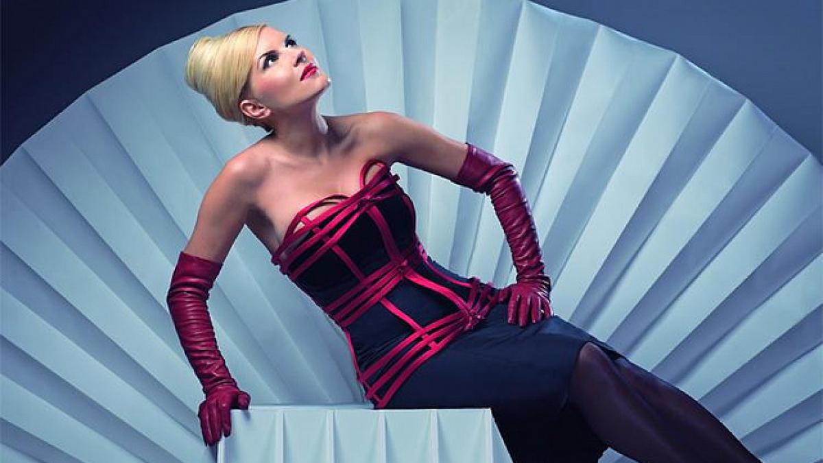 elena udrea designer de inchisori fosta prezidentiabila a atras atentia jurnalistilor straini