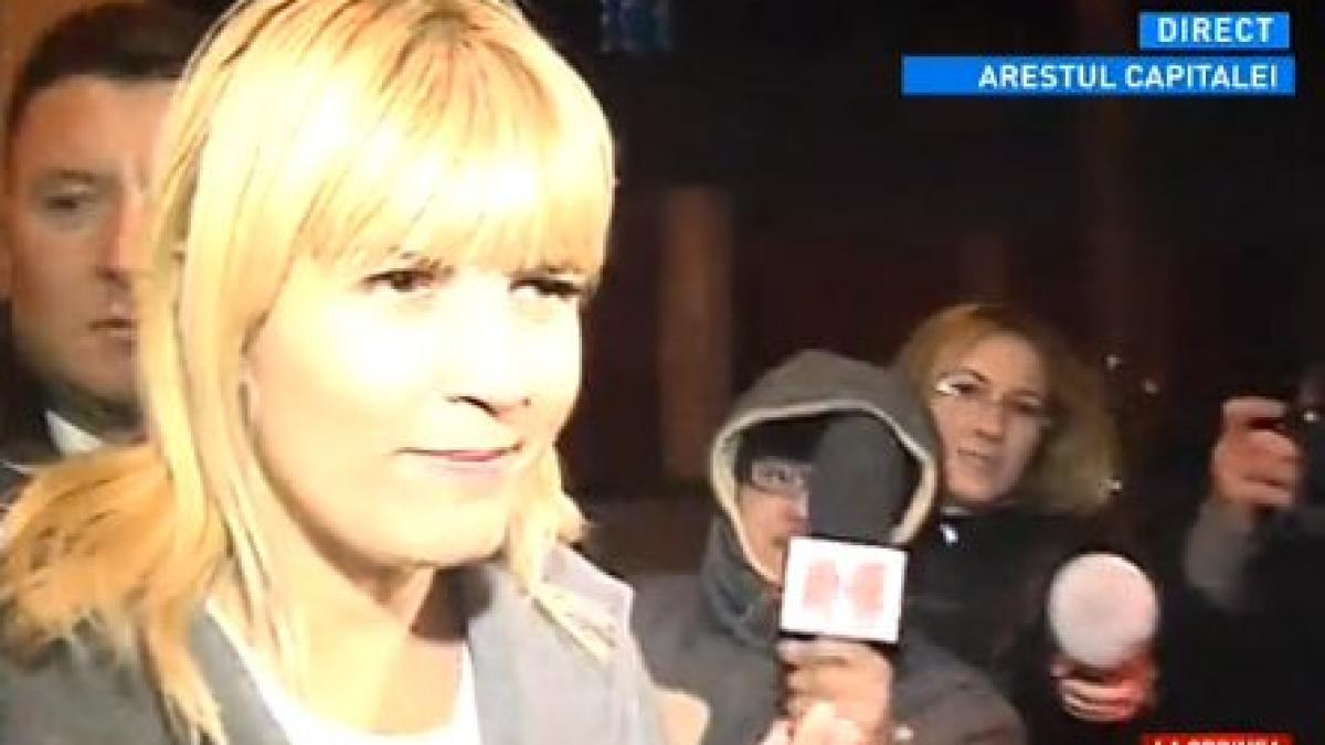 elena udrea in arest la domiciliu imagini de la iesirea sa din arestul politiei capitalei