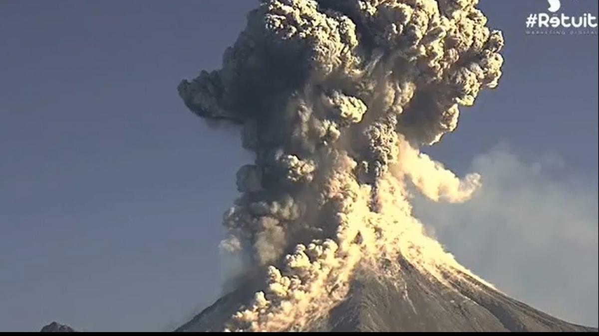 eruptie spectaculoasa in mexic vulcanul de foc a erupt din nou dupa doar o luna de pauza