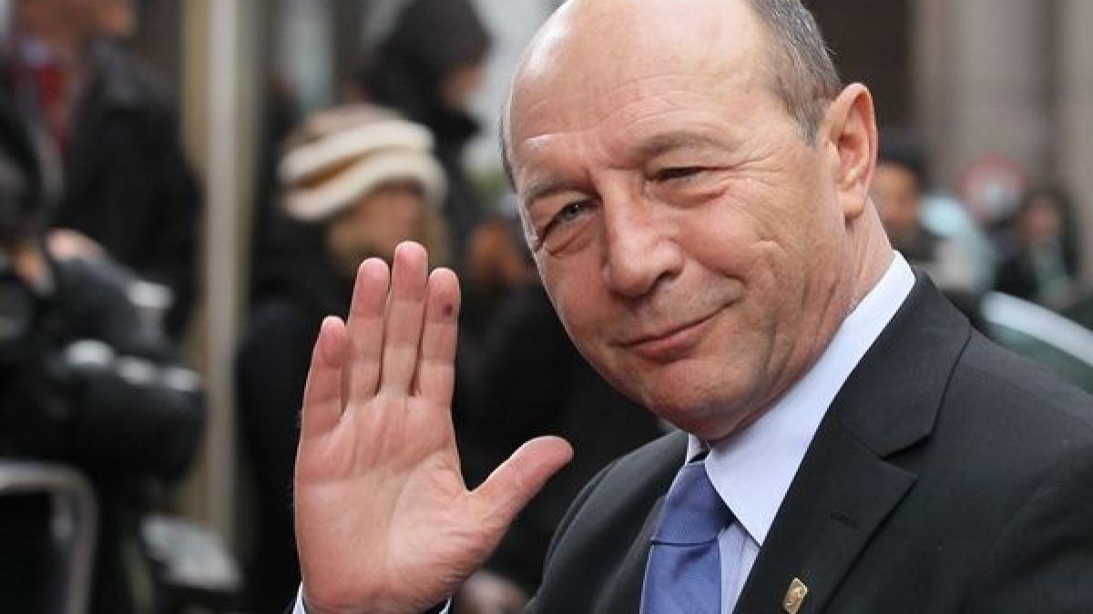 nu se mai ascunde pe sub mese traian basescu revine pe scena politica nu voi tacea