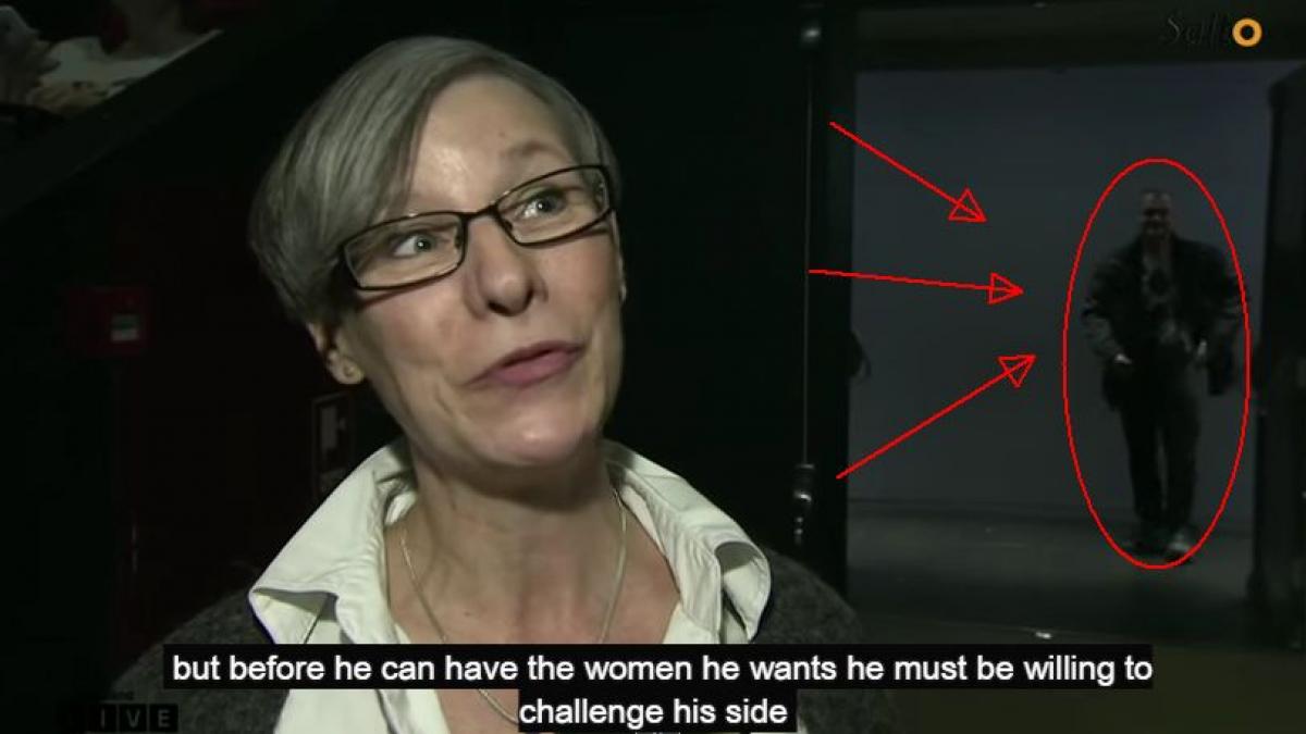 ce face acest barbat in momentul in care isi da seama ca e filmat cand intra la fifty shades of grey