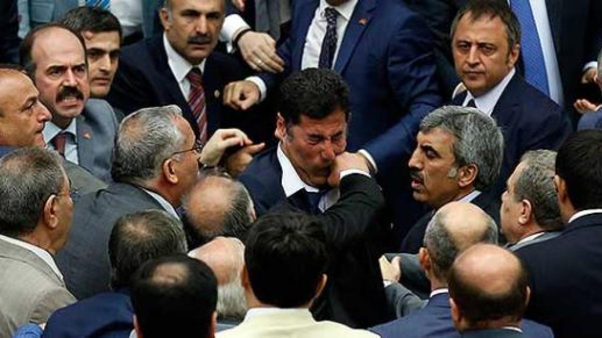 din parlament direct la spital doi politicieni turci s au luat la bataie in plen din cauza unei