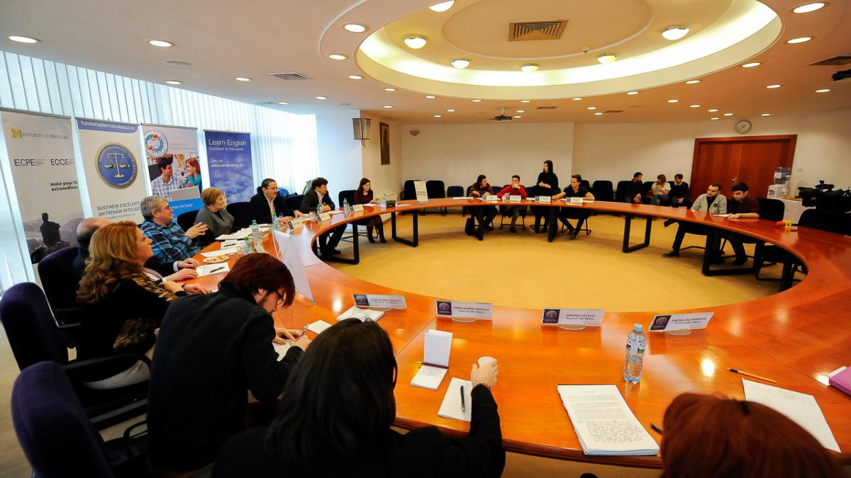 concursul dezbate romania 8 echipe 32 de participanti si un premiu de 1 000 de euro