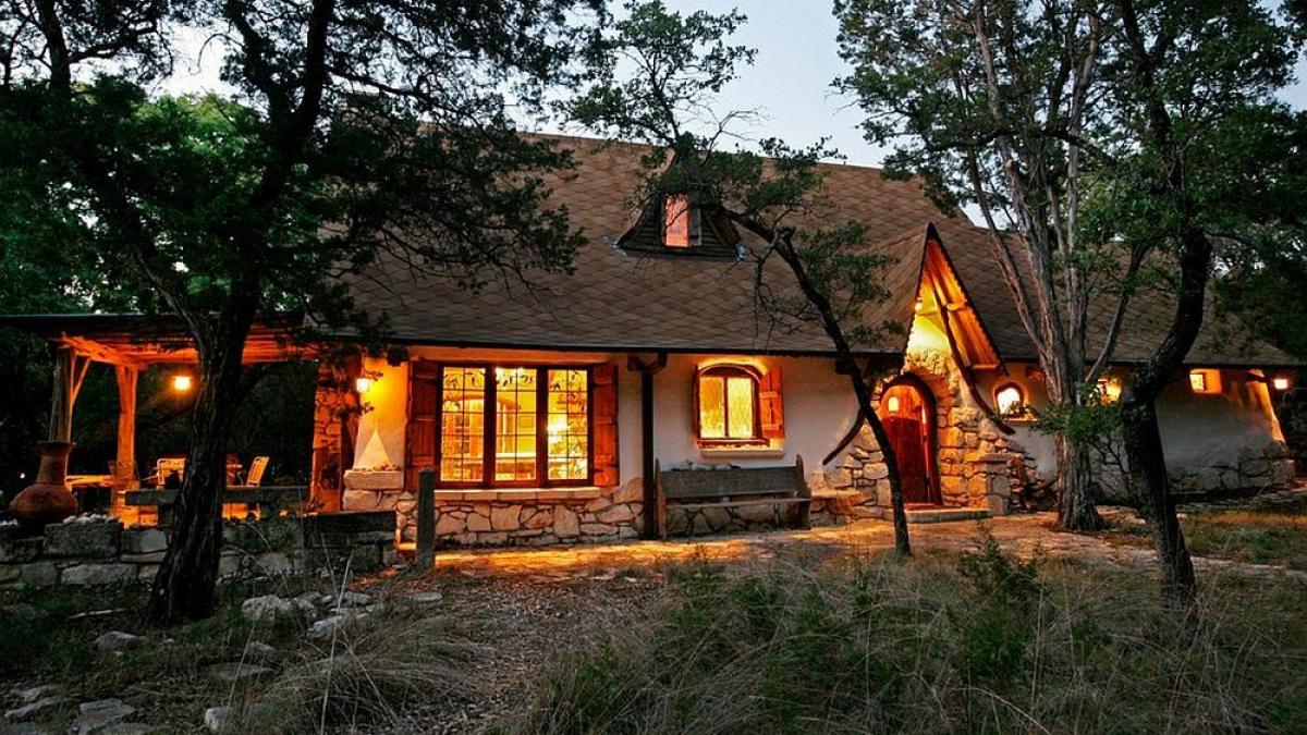 proiect unic in romania asa arata casa care costa 1000 de euro e rezistenta la cutremure si nu ia