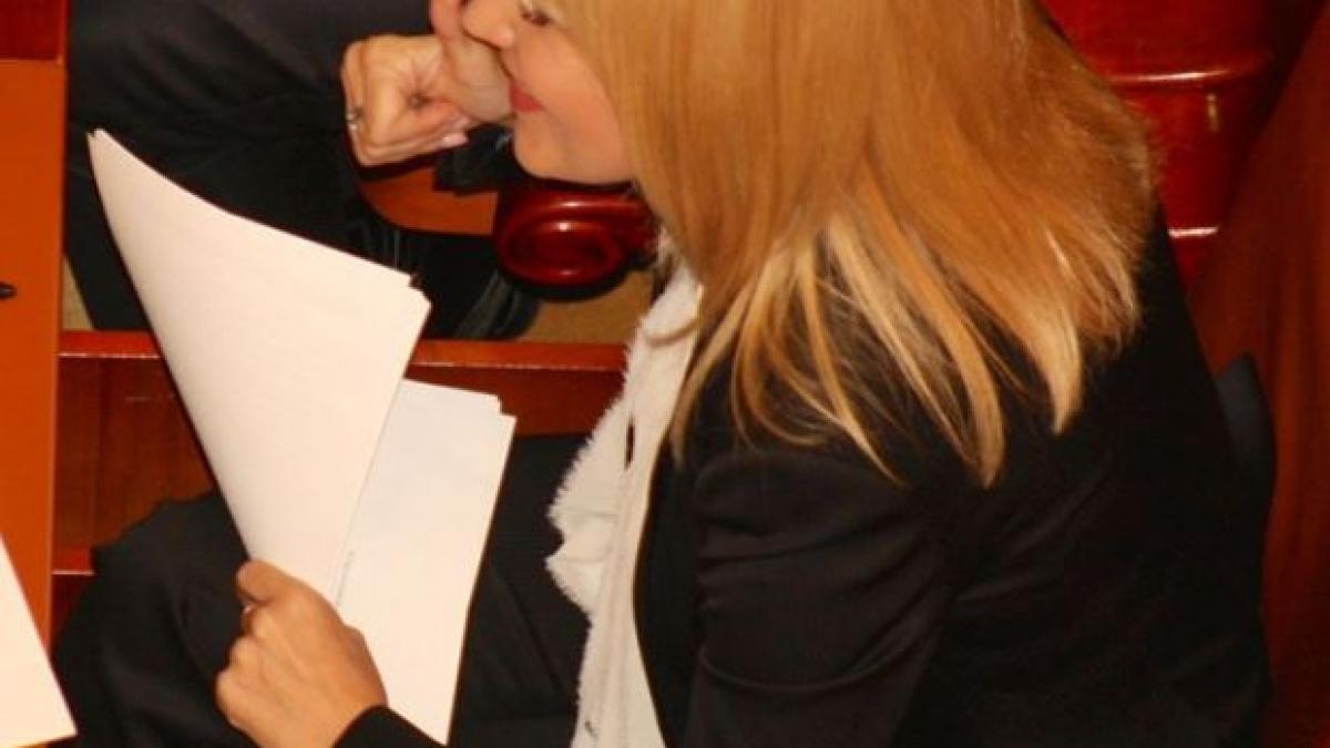 elena udrea un nou gest in parlament este o fotografie unica