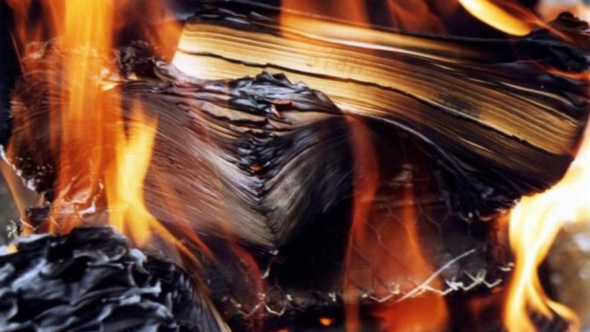 jihadistii si au ars peste 100 000 de carti si manuscrise vechi gasite in irak