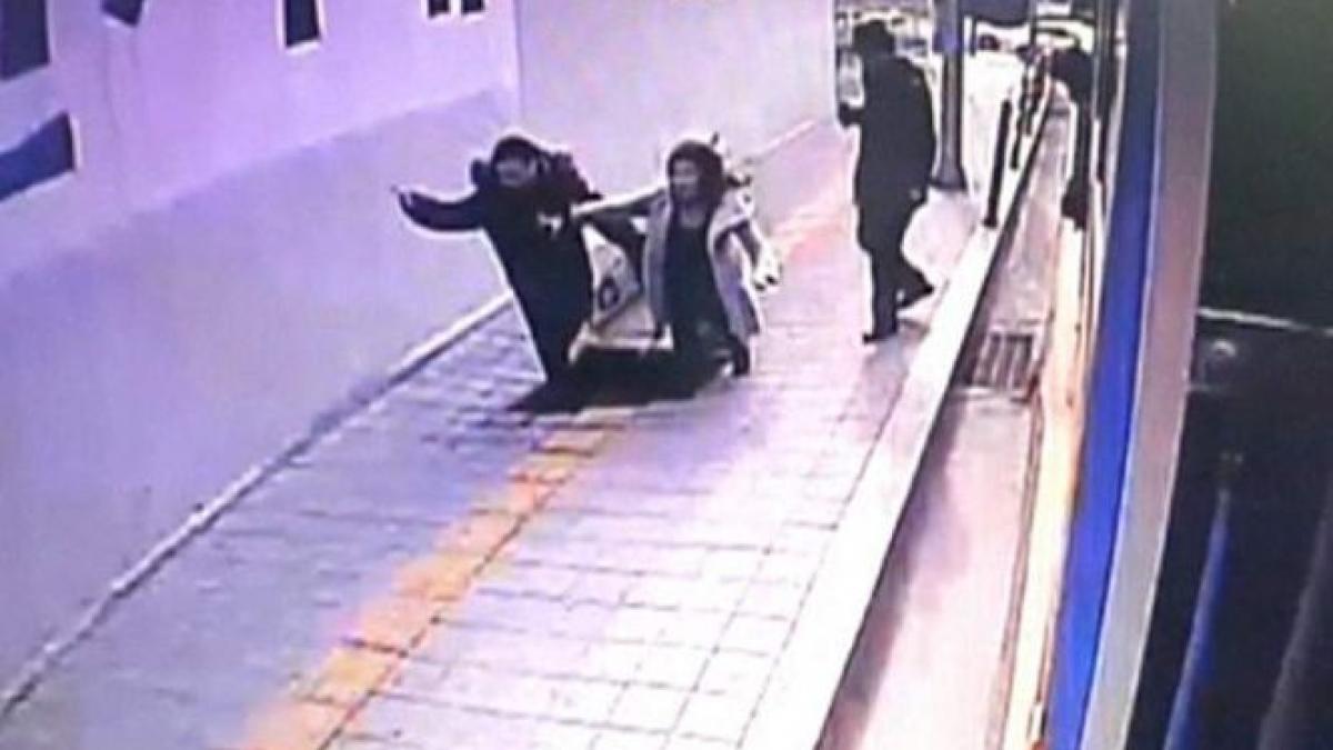 capcana din trotuar doi pietoni au fost inghititi de o groapa adanca video