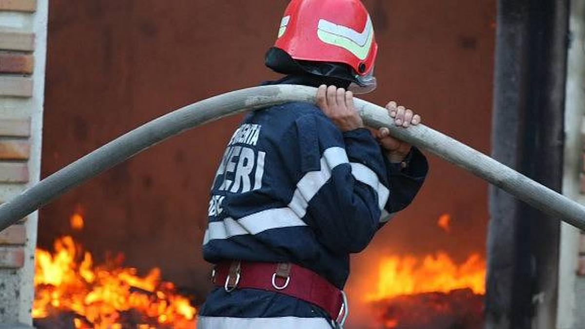 o biserica din lemn veche de 150 de ani a ars ca o torta focul a mistuit turla si acoperisul