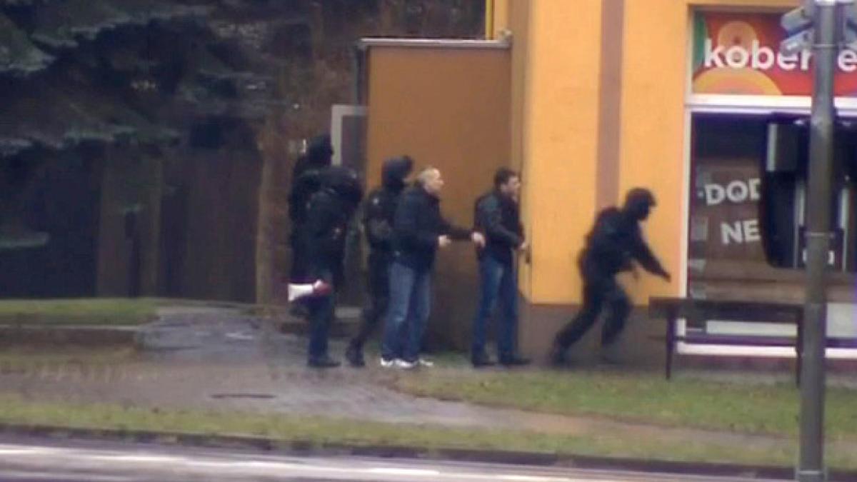 atac armat deosebit de grav un batran de 60 de ani a intrat inarmat intr un local si a inceput sa