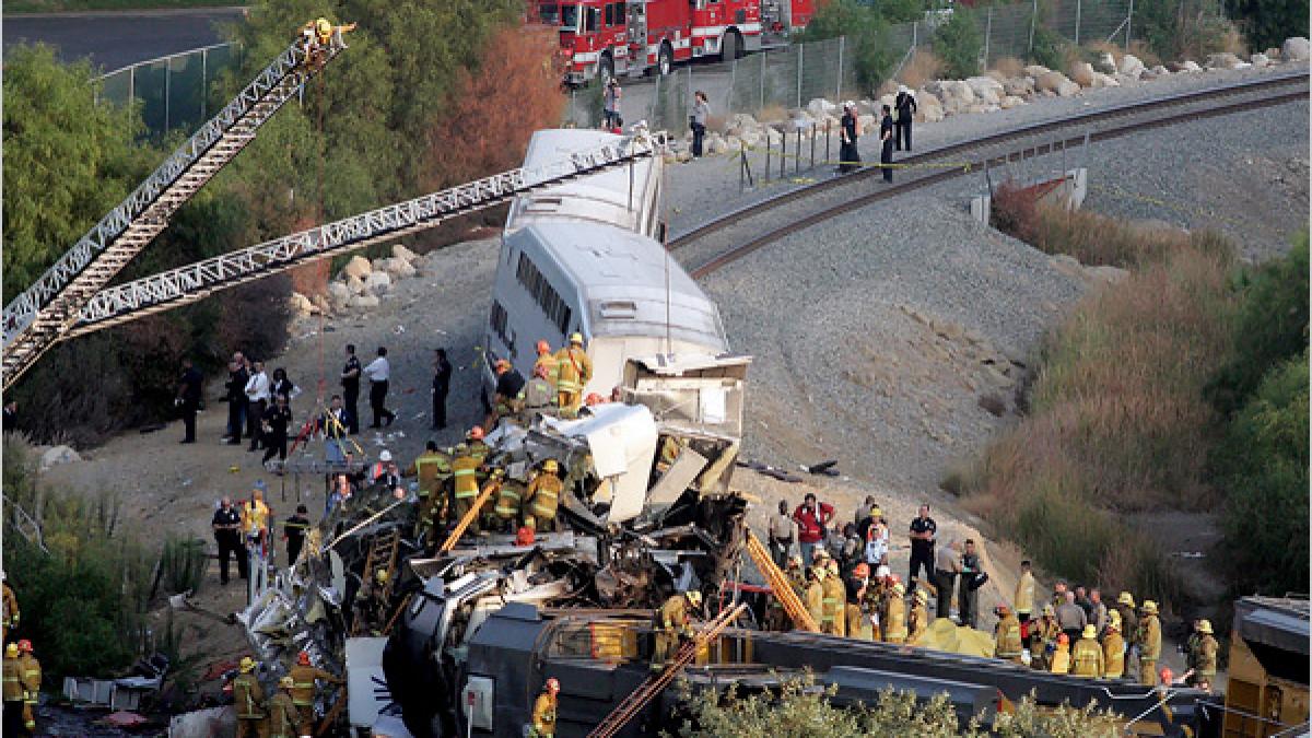 grav accident feroviar in sua peste 50 de oameni au fost raniti dupa ce un tren a intrat in plin