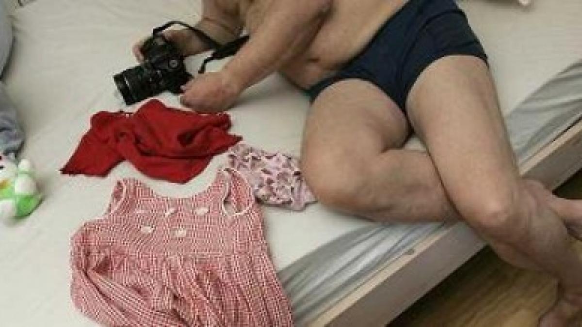 si a violat fetita de doar 1 an a filmat totul apoi a postat pe internet monstrul va sta multi ani