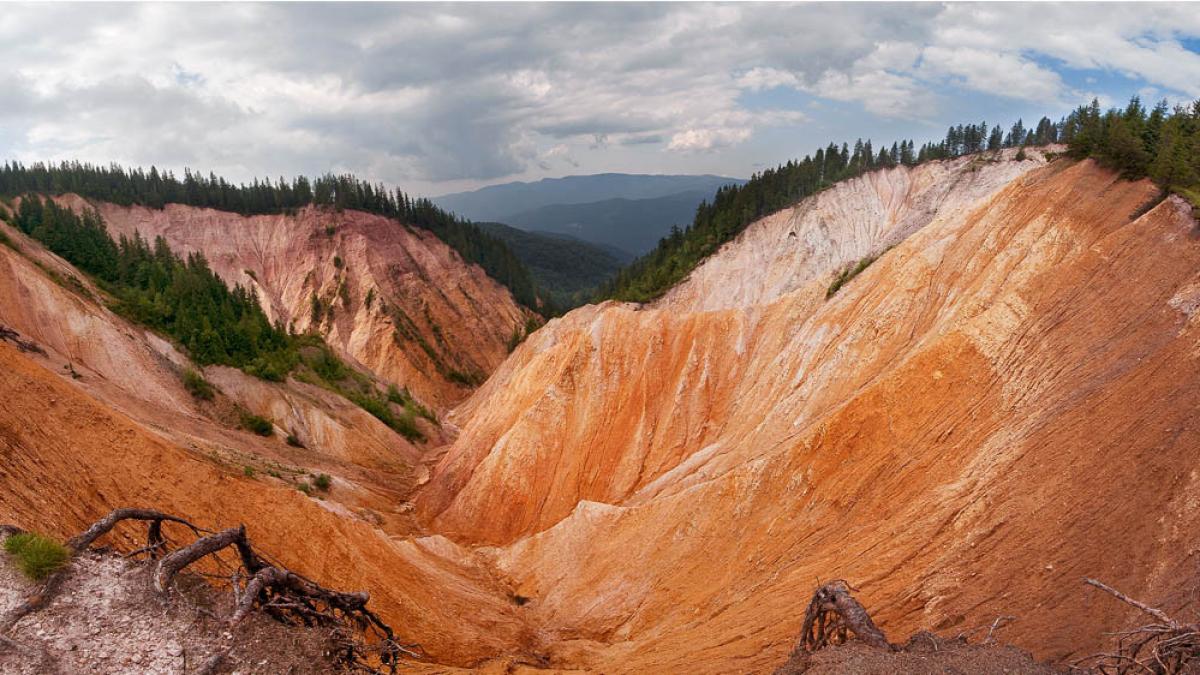 forma de relief unica in europa descoperita in romania este ca o rana vie in interiorul muntelui