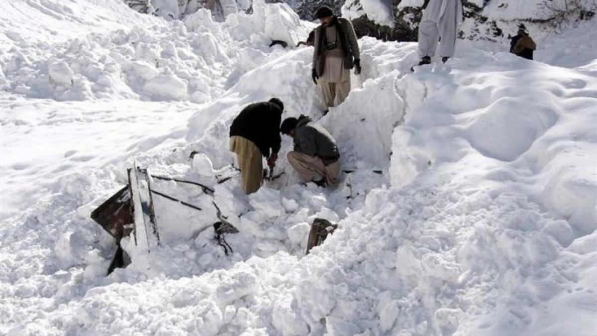 peste 200 de persoane au murit ingropate de avalansele din nordul afganistanului
