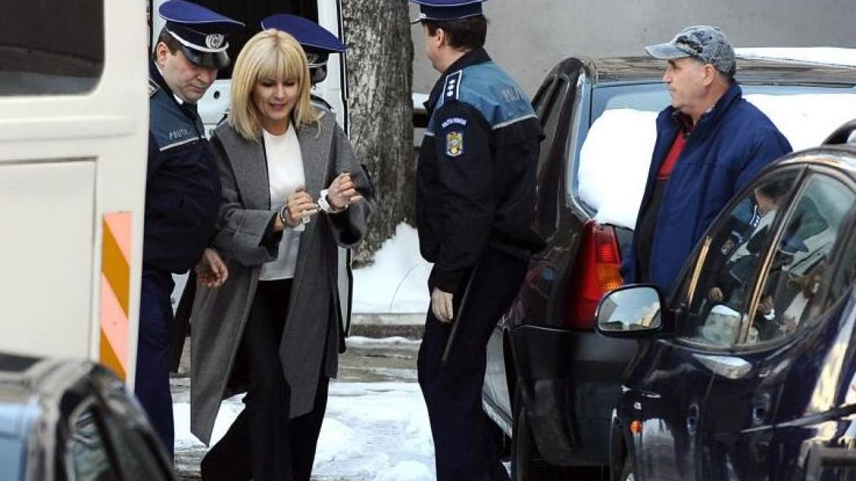 elena udrea vizitata in arest de mama sa si de ruxandra dragomir i au adus haine geluri de dus si