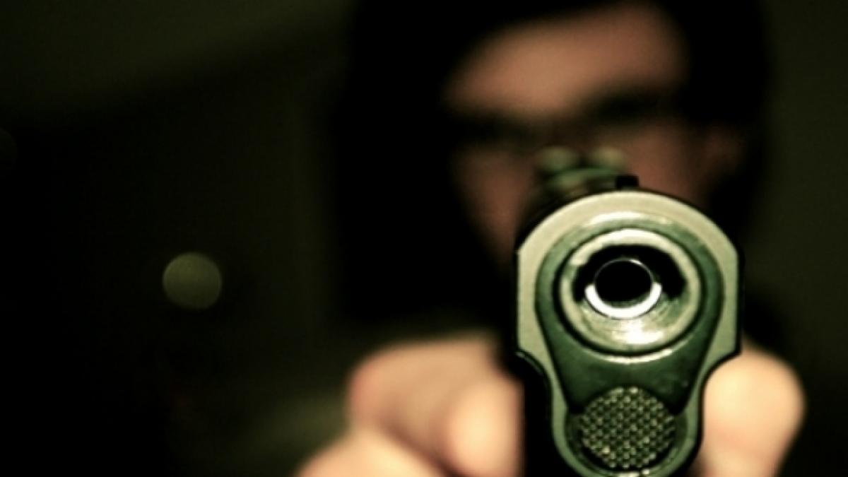 esti smecher aici te impusc cum a fost amenintat un barbat in plina strada de o gasca de tineri