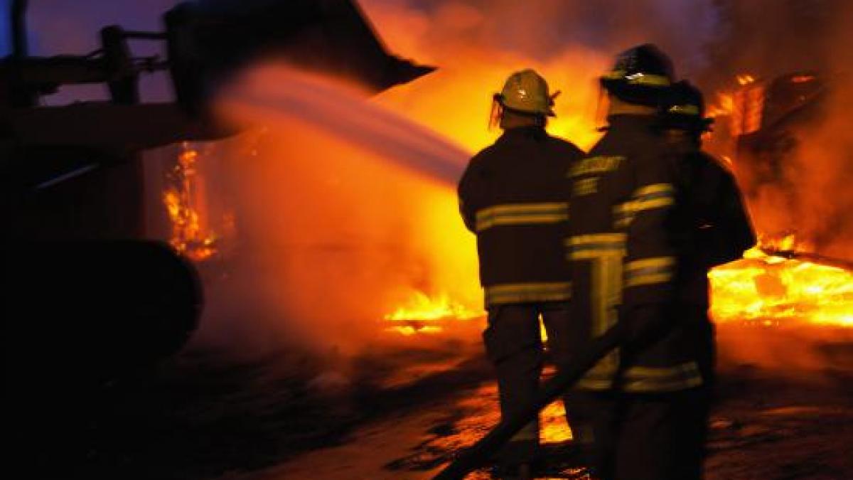 incendiu puternic la o fabrica de mobila din suceava