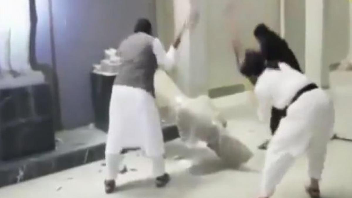 teroristii de la isis au distrus cu barosul opere de arta vechi de 2 000 de ani