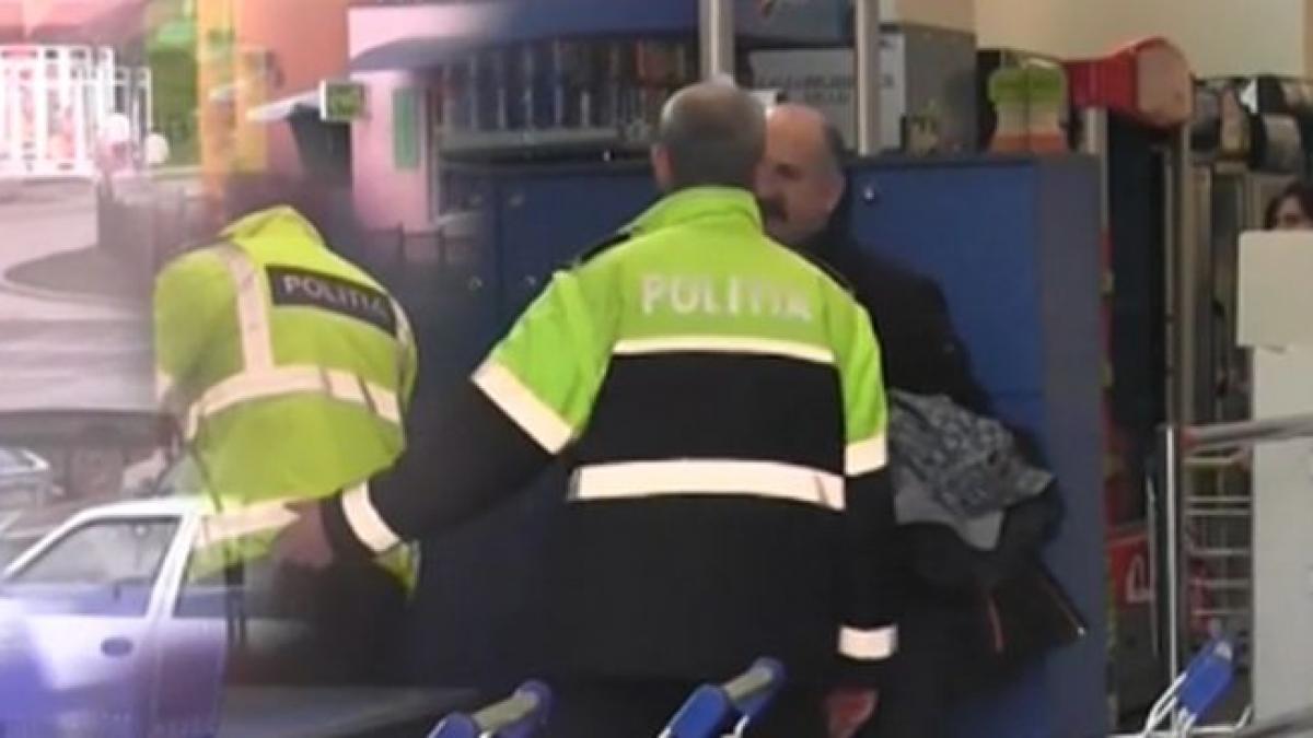 doi barbati au furat zeci de sticle de sampon dintr un supermarket din dej