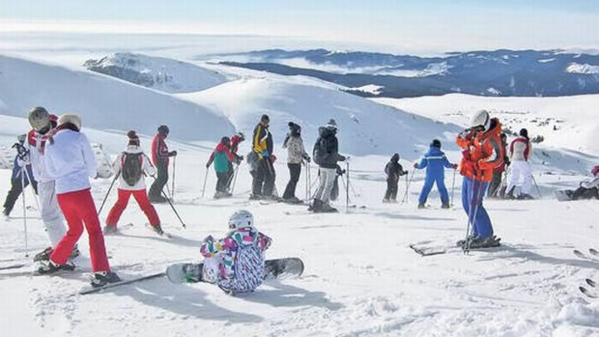 partiile de altitudine din statiunea sinaia sunt pline ochi cu impatimiti ai sporturilor de iarna