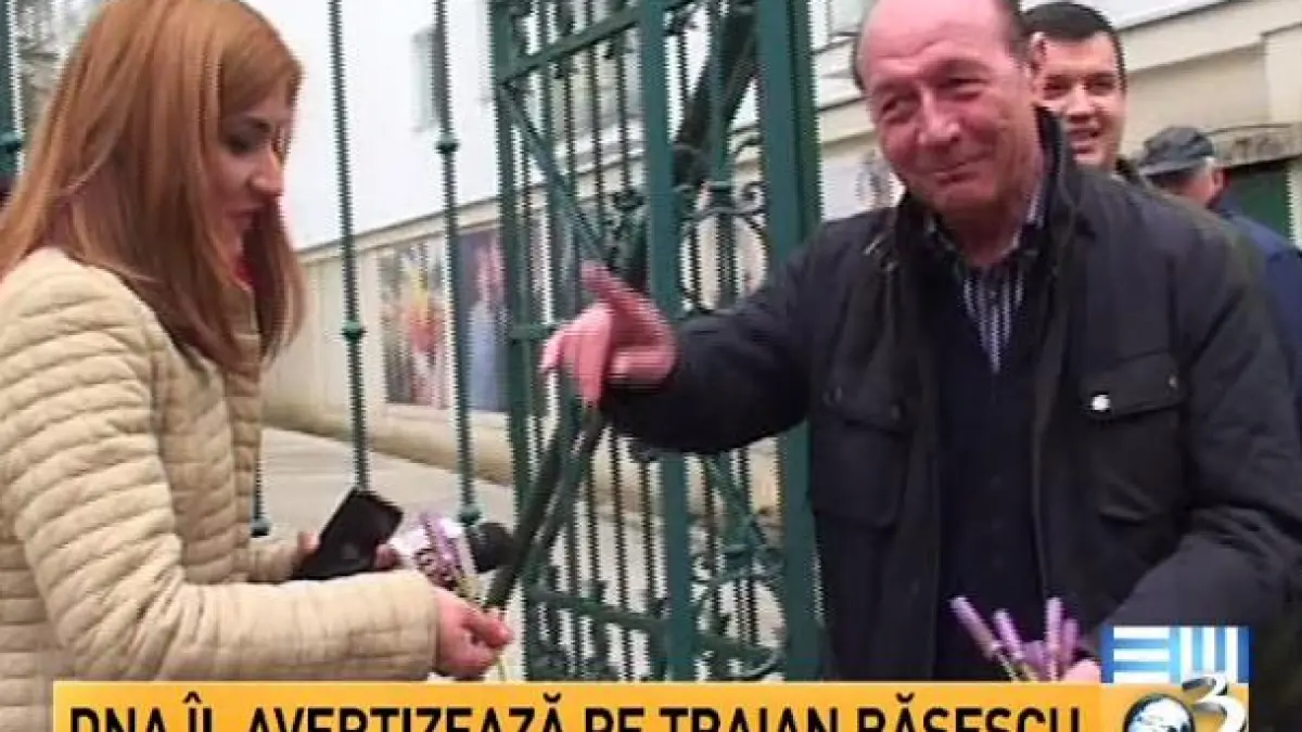 basescu a impartit flori la sediul pmp ce a spus despre spagile lui udrea
