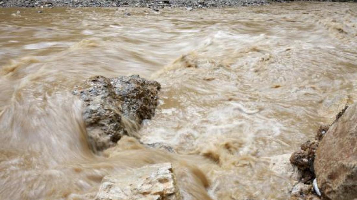 buzau 20 de oameni evacuati dupa ce pamantul s a surpat