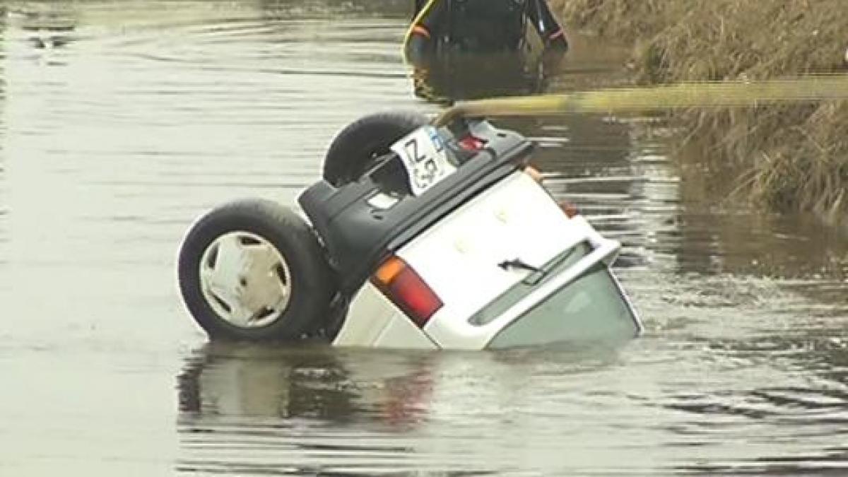 masina furata abandonata de hoti in lac