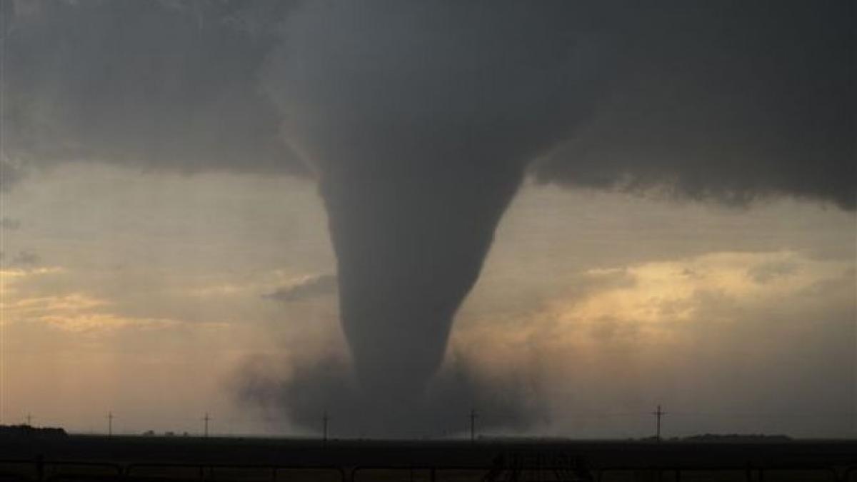doua persoane au fost ranite intr o tornada produsa in vestul germaniei 16 case au ramas fara