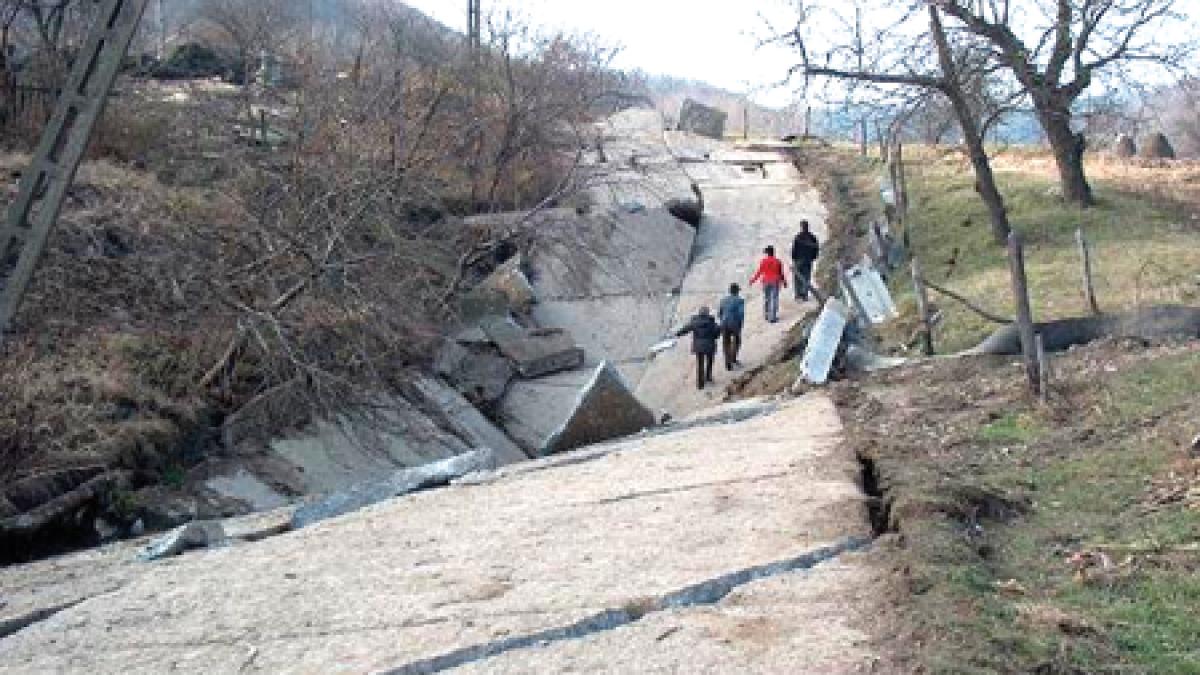 totul va fi ingropat de pamant zeci de oameni evacuati din cauza alunecarilor de teren