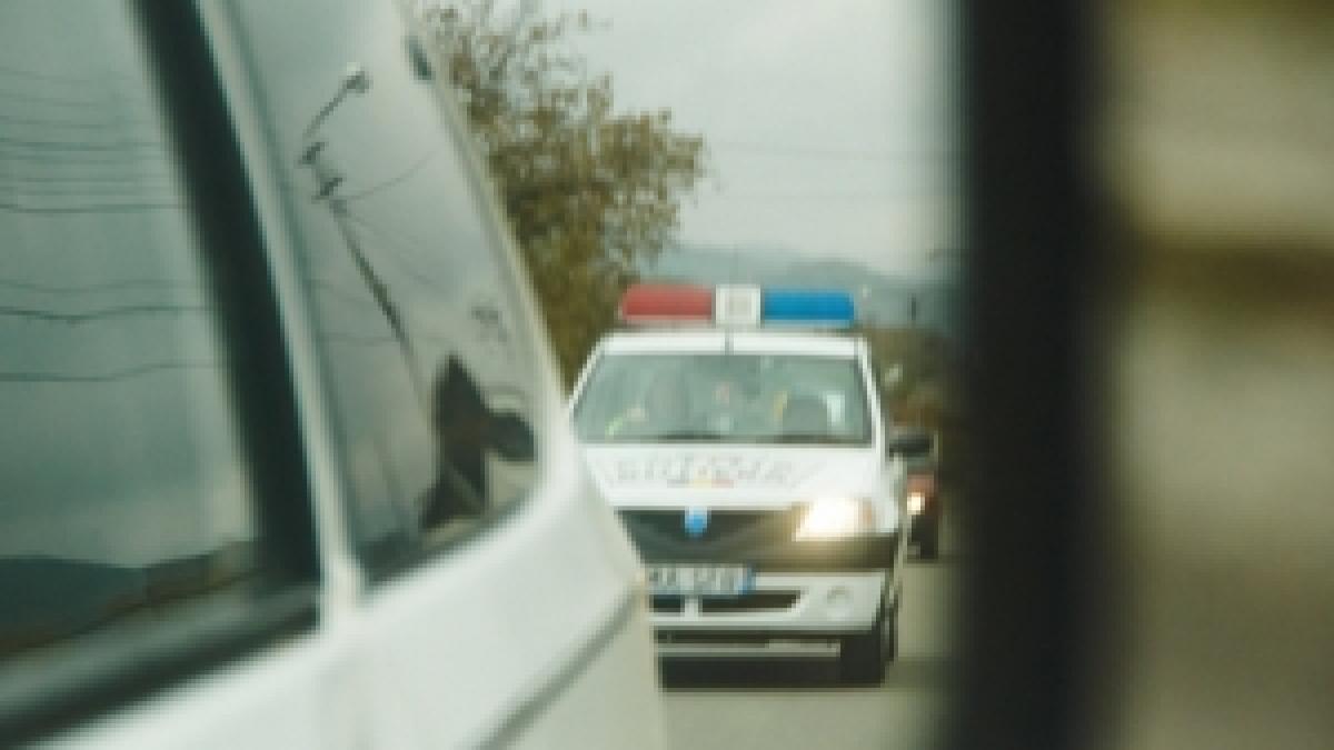 un contrabandist de tigari a plonjat cu masina in raul suceava barbatul era urmarit de politie