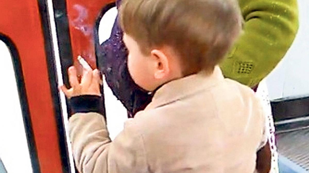 un copil de 3 ani fumeaza cu o maturitate socanta intr un tramvai mama si calatorii ii incurajeaza