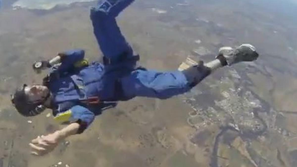 video scena dramatica de salvare filmata in aer la 3 km de sol un instructor de parasutism a