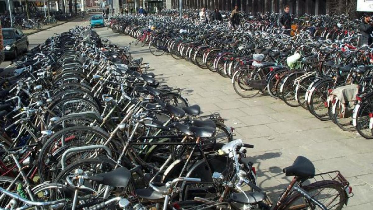 un record la care alte orase nici nu viseaza amsterdamul a ramas fara spatiu pentru biciclete asa