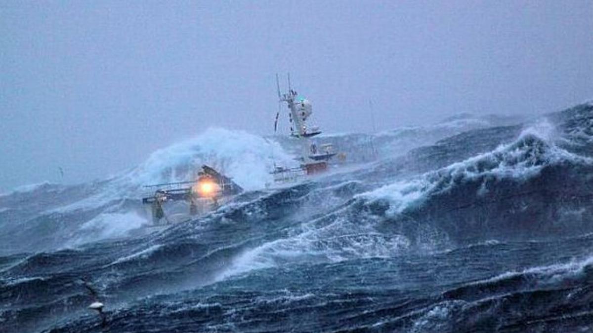 operatiune de salvare in marea neagra pescadorul care a plutit in deriva este acum remorcat la tarm