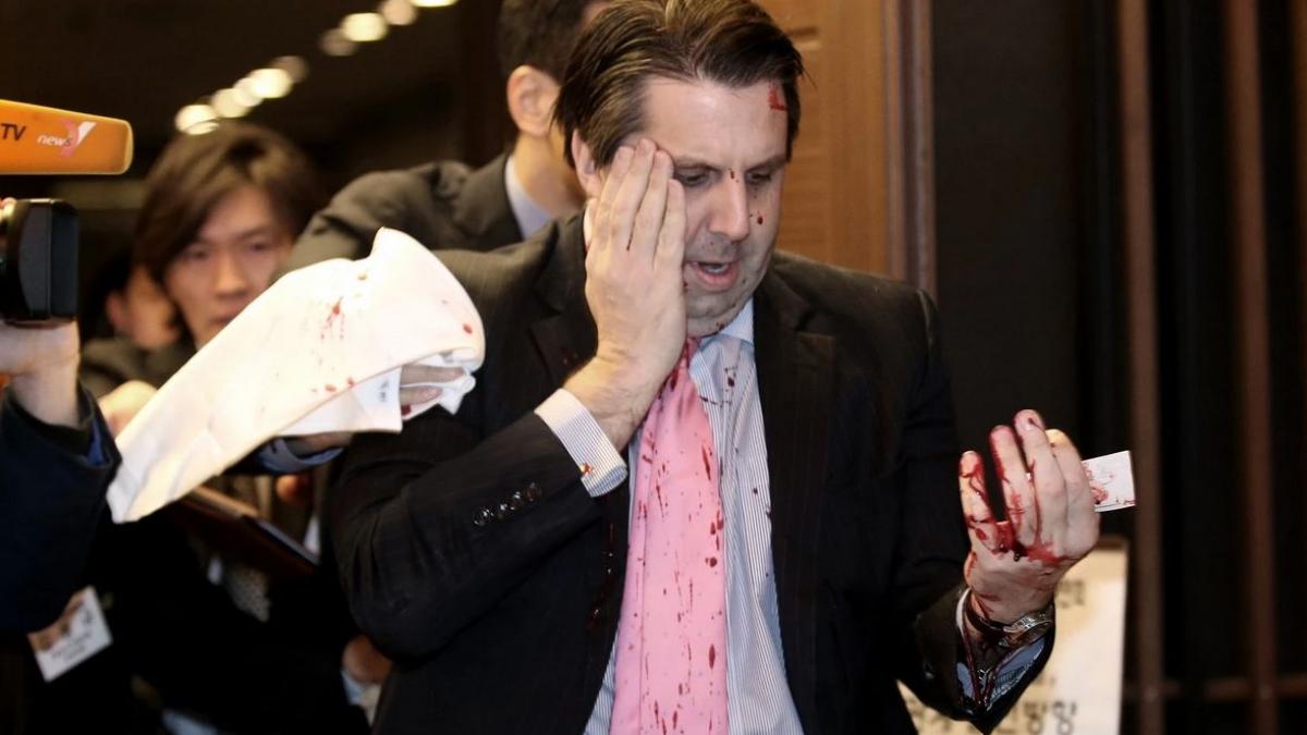 ambasador american taiat cu o lama de un agresor la o conferinta despre pace