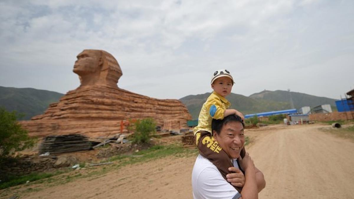 ce mai copiaza chinezii marele sfinx de la giza reprodus intr un parc de distractii din china
