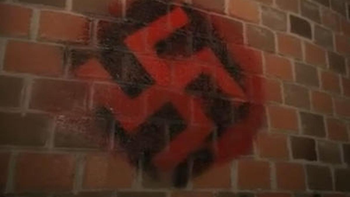 doi adolescenti ridicati pentru ca ar fi desenat simboluri naziste pe o sinagoga din sighisoara